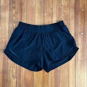 Lululemon Hotty Hot Low Rise Short 4”, Size 8